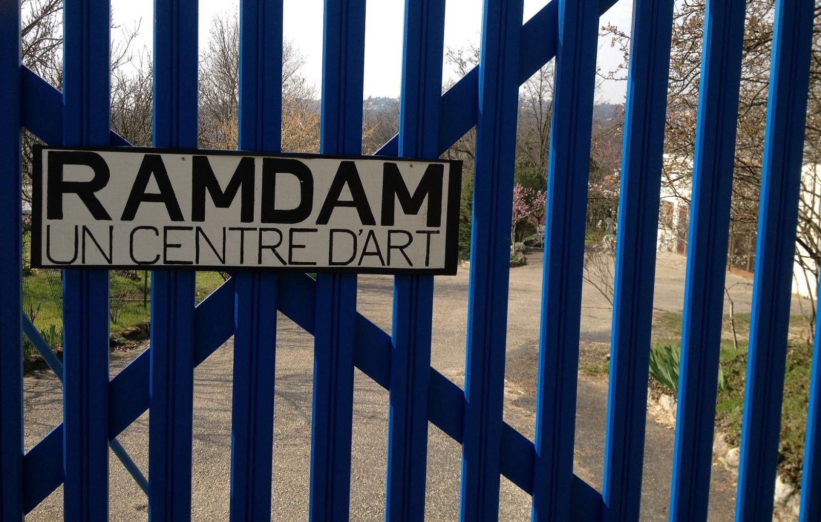 RAMDAM, un centre d'art a pour objectif de favoriser le travail des artistes et le développement de la création et de la recherche artistique contemporaine.